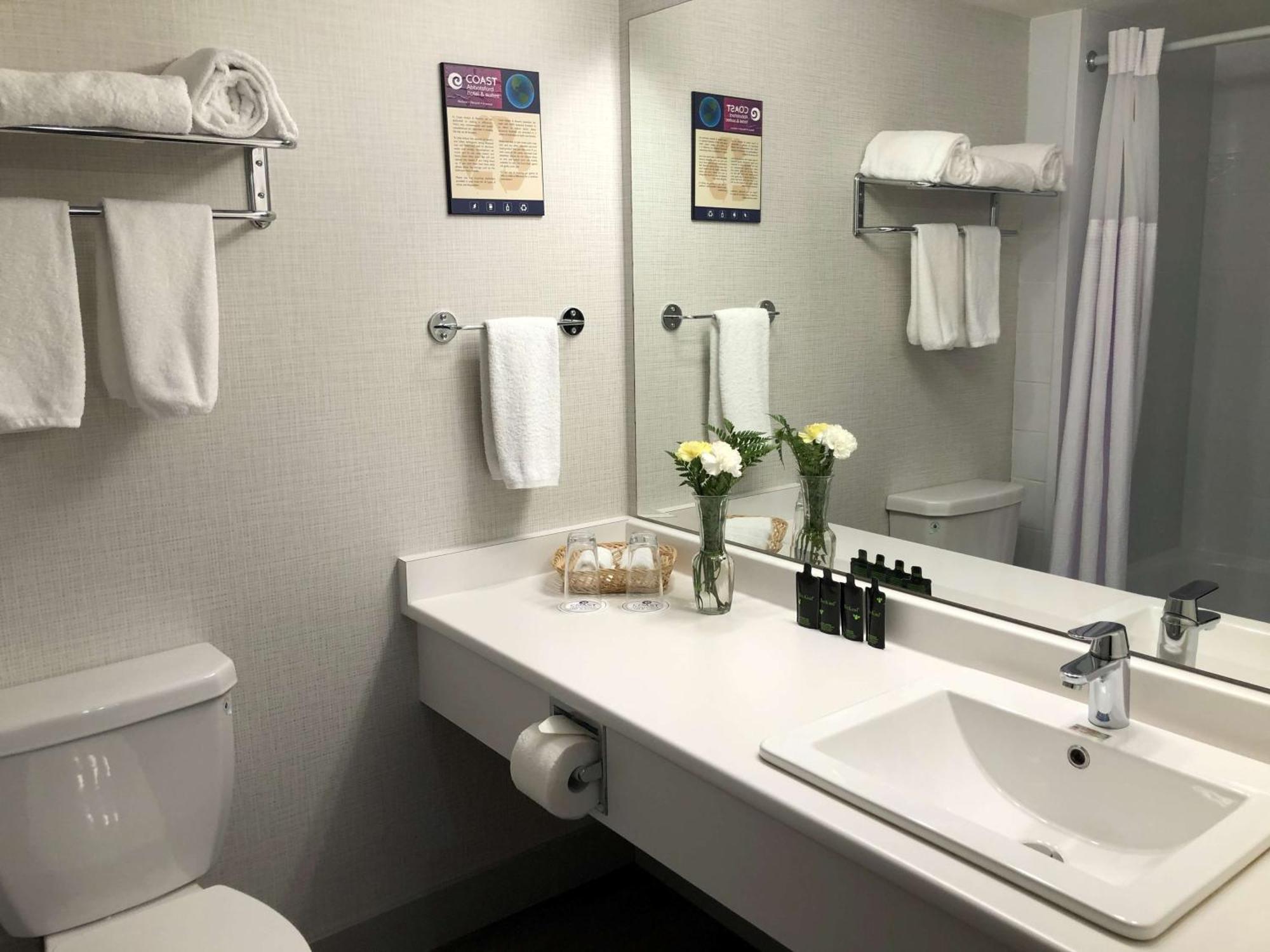 Coast Abbotsford Hotel & Suites Bagian luar foto