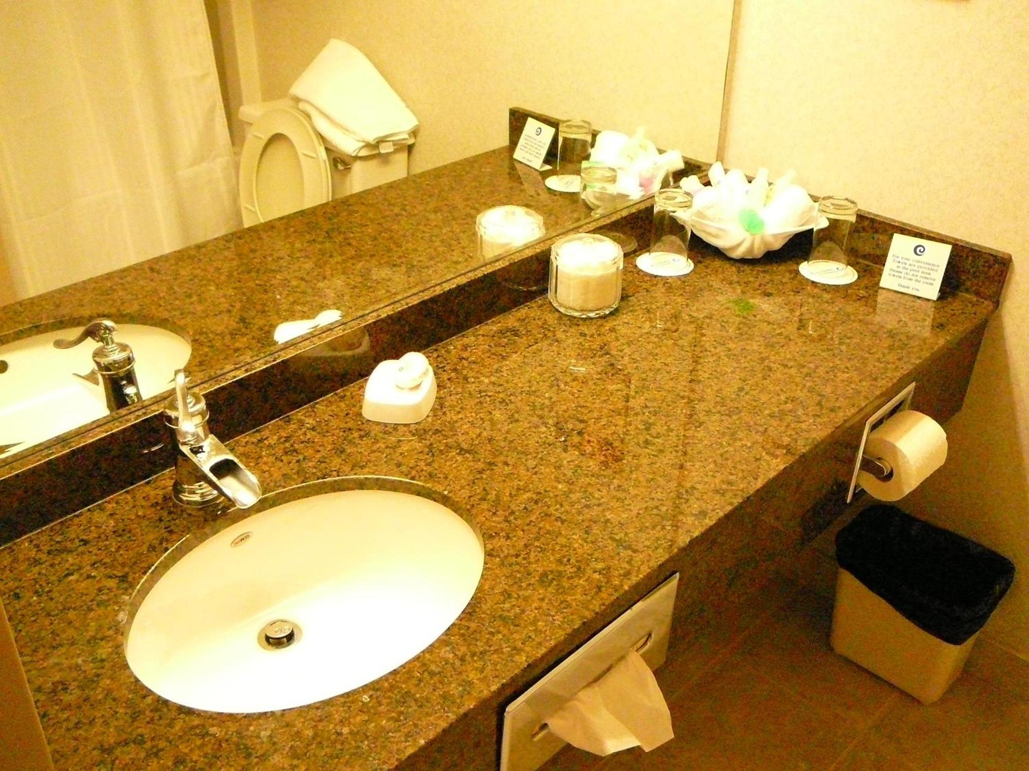 Coast Abbotsford Hotel & Suites Bagian luar foto