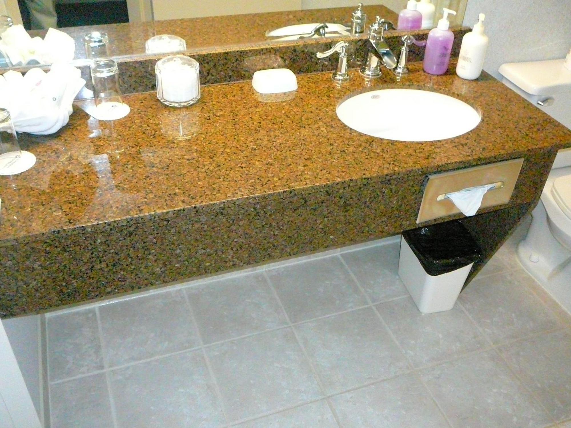 Coast Abbotsford Hotel & Suites Bagian luar foto