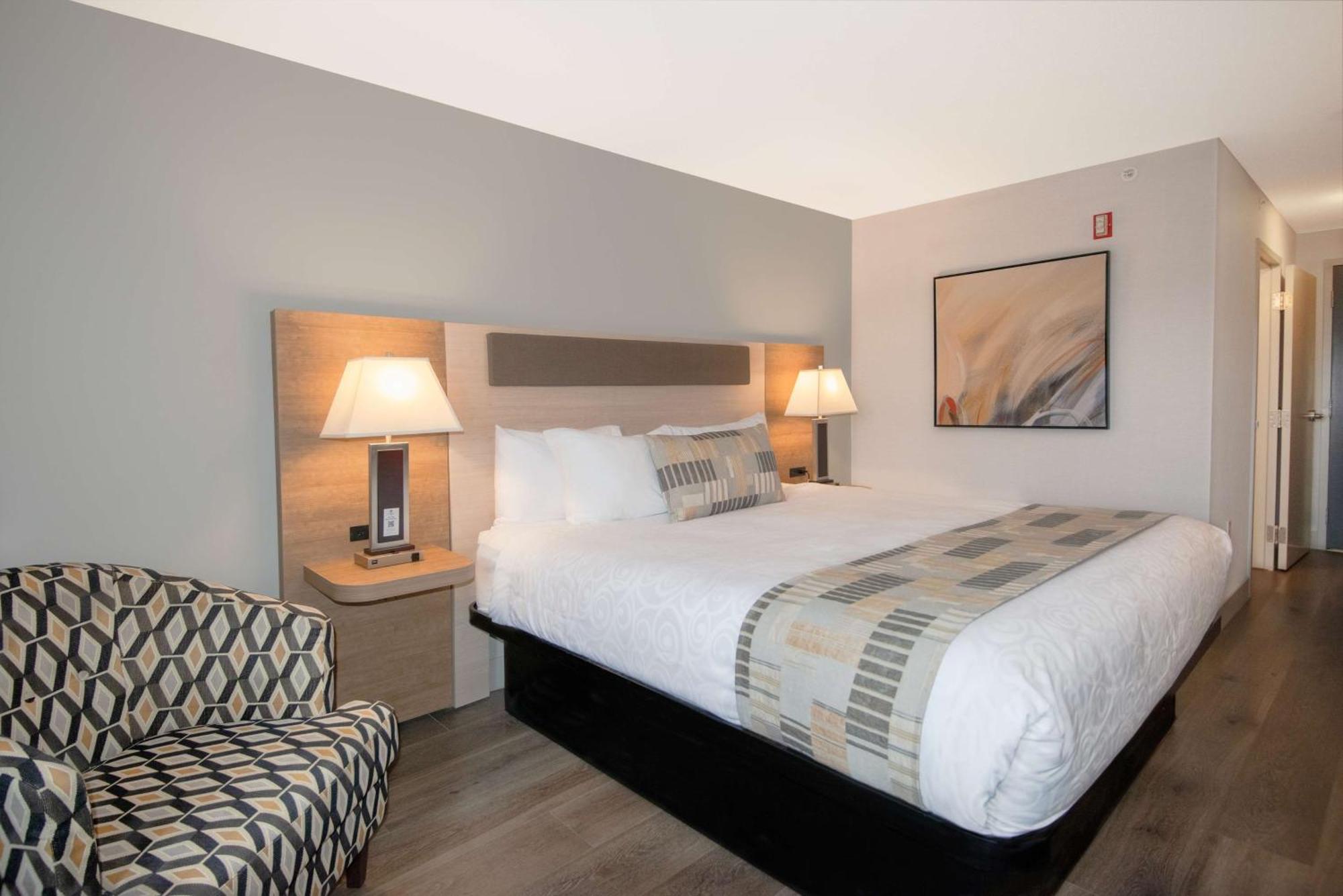 Coast Abbotsford Hotel & Suites Bagian luar foto