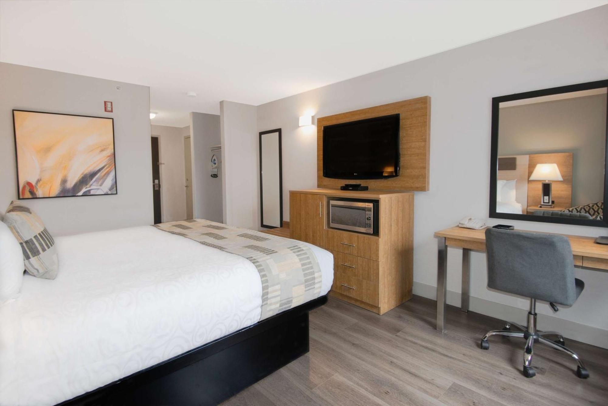 Coast Abbotsford Hotel & Suites Bagian luar foto