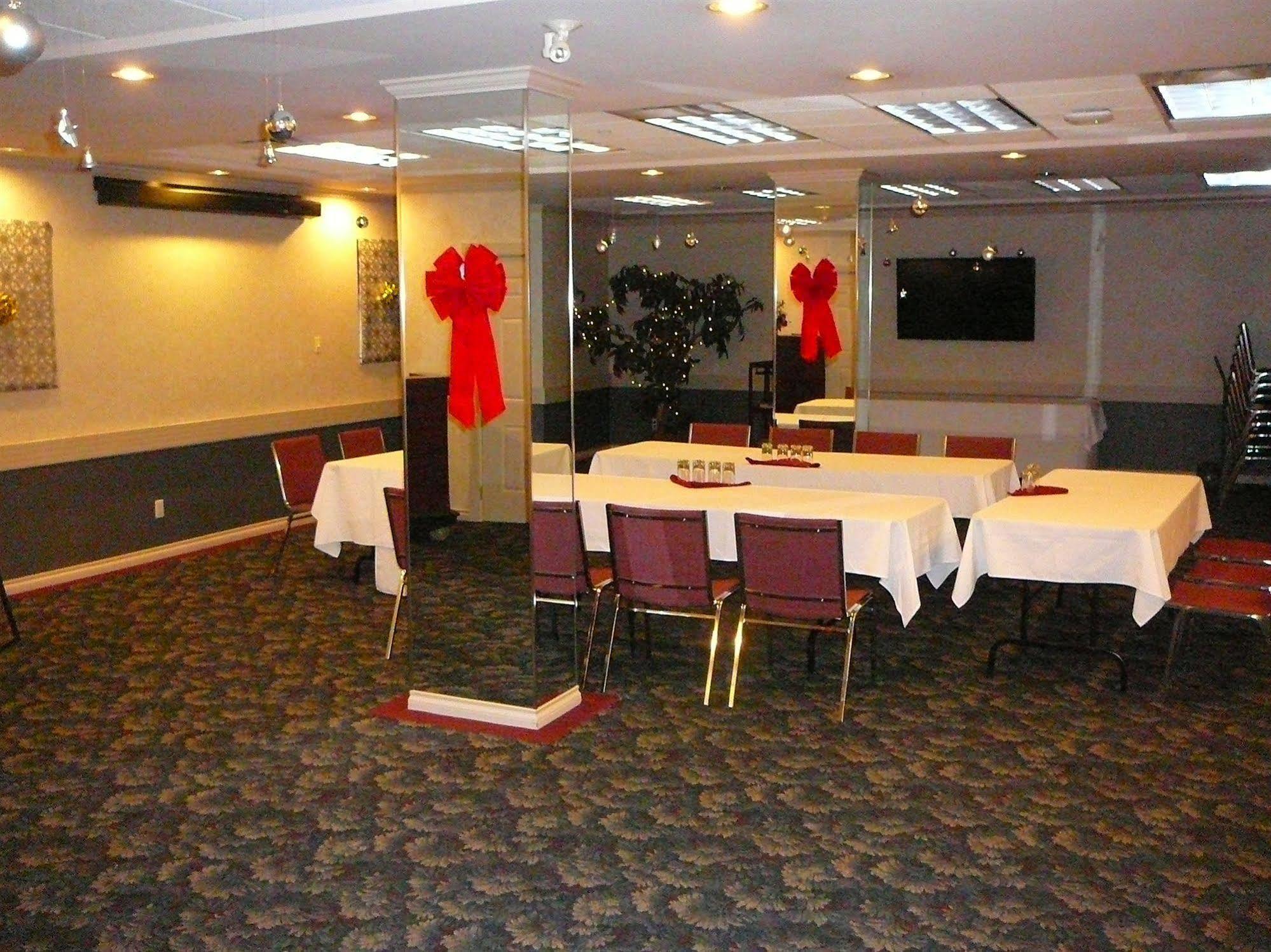Coast Abbotsford Hotel & Suites Bagian luar foto
