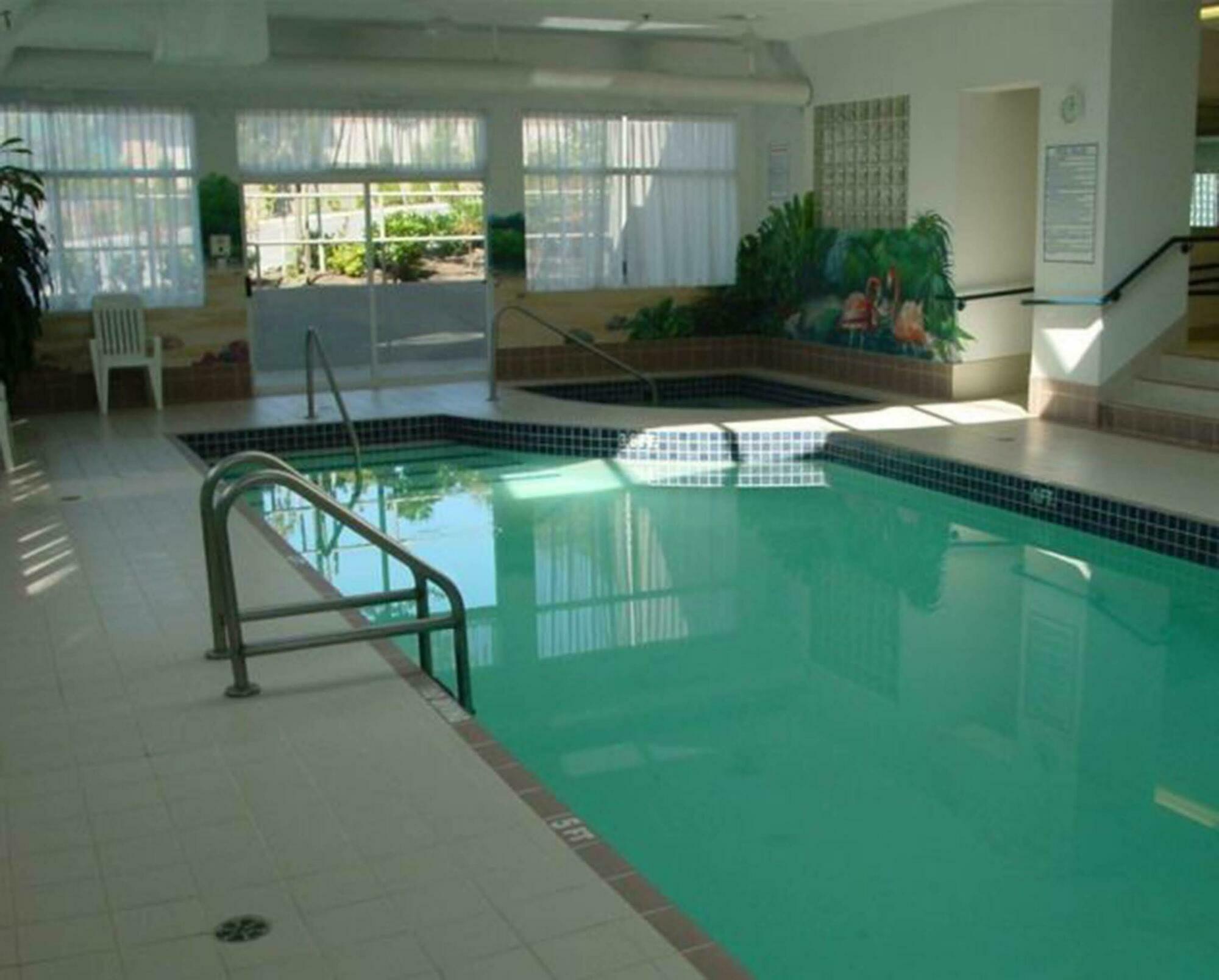 Coast Abbotsford Hotel & Suites Bagian luar foto